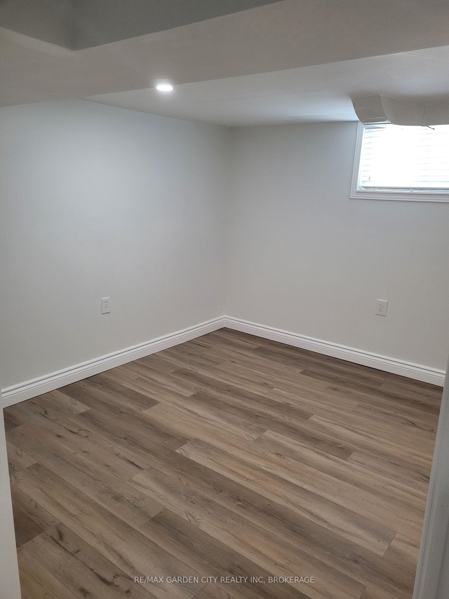 8 CAMERON Road Unit BSMNT photo 4