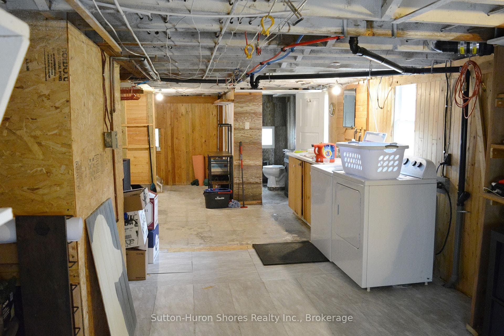 669 Louis Street photo 29