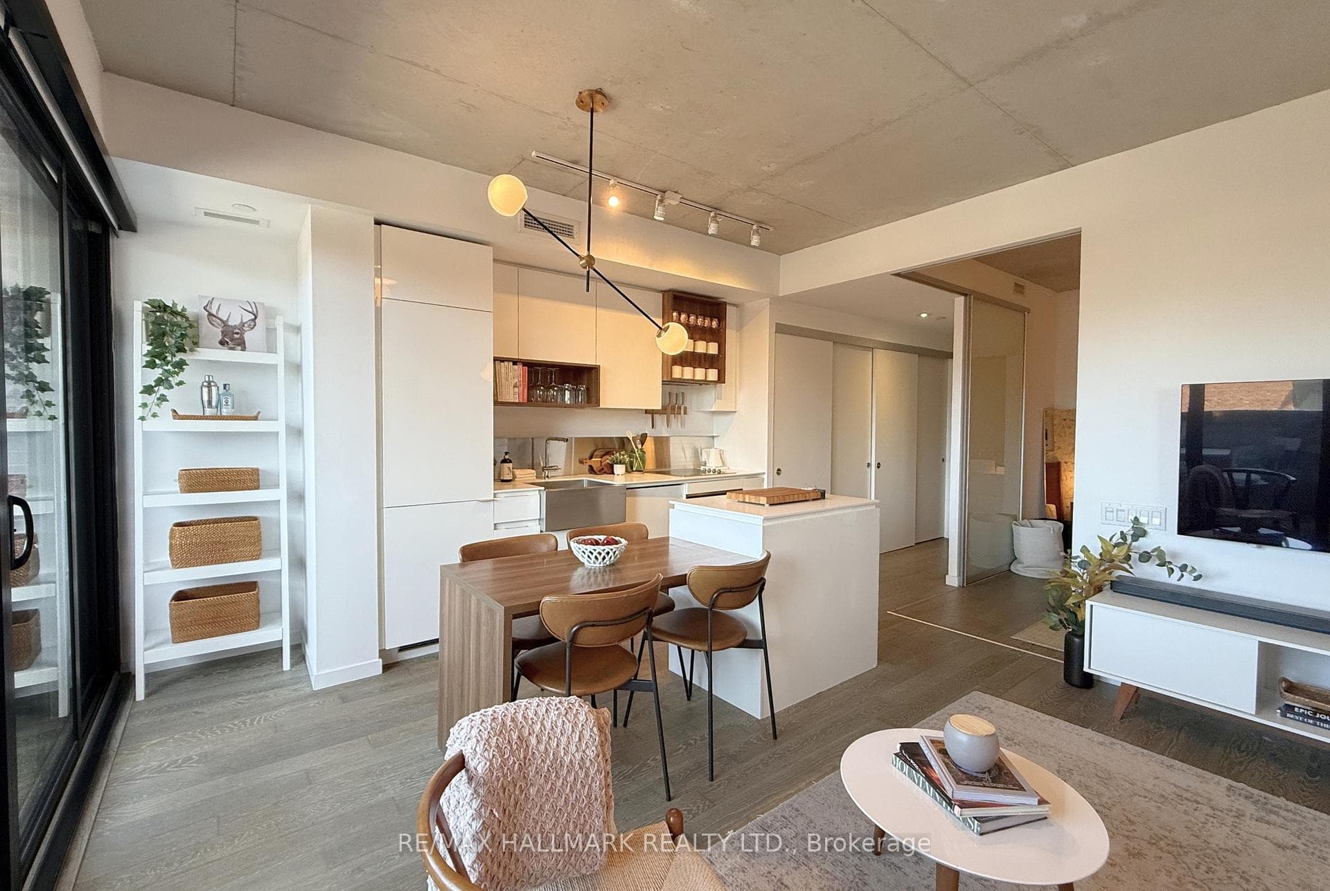 383 Sorauren Avenue Unit 313 photo 4