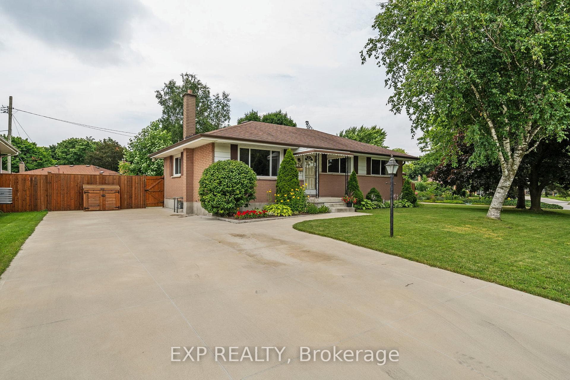 224 Irving Place photo 2
