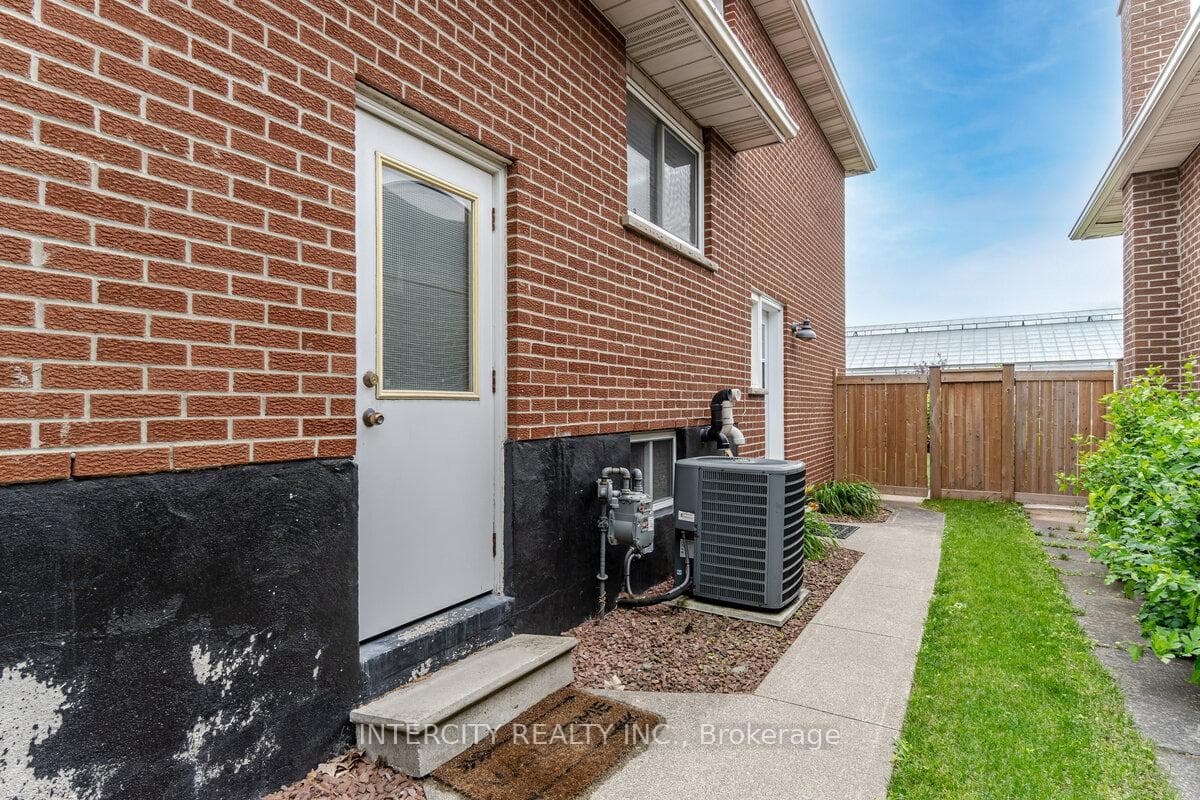 1184 Dowland Crescent photo 38