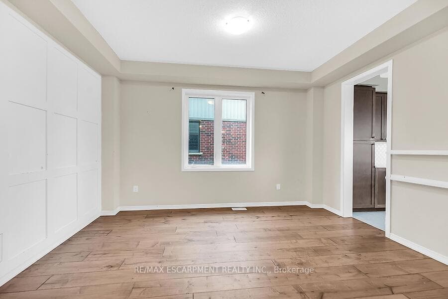 87 LARRY Crescent photo 7