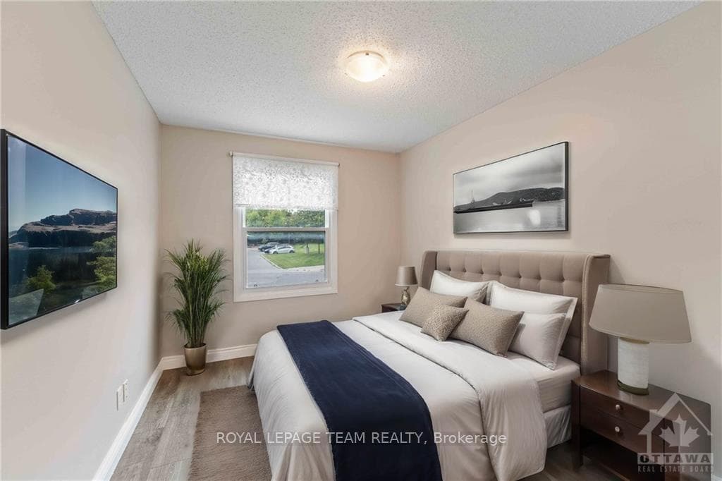 871 THORNDALE Drive photo 14