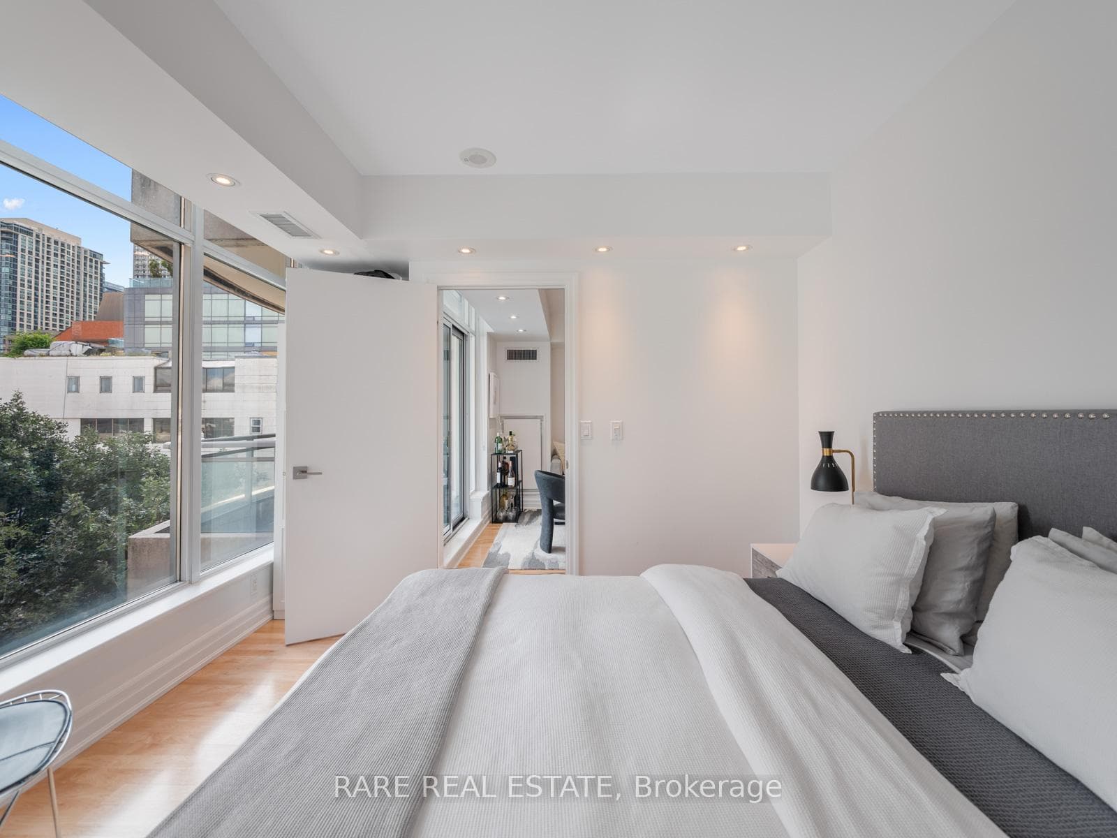 8 Scollard Street Unit 303 photo 17