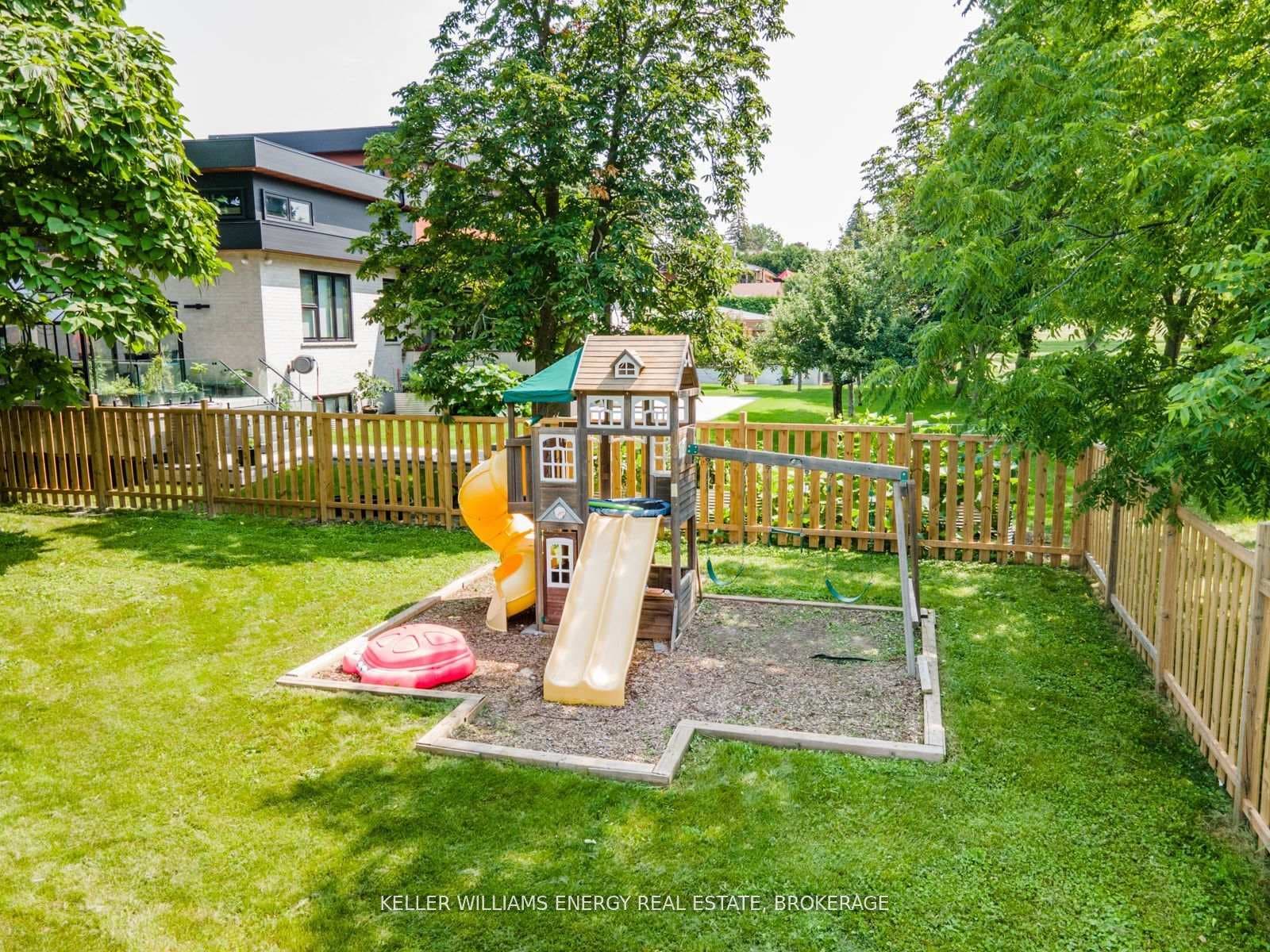 851 Swiss Heights photo 39