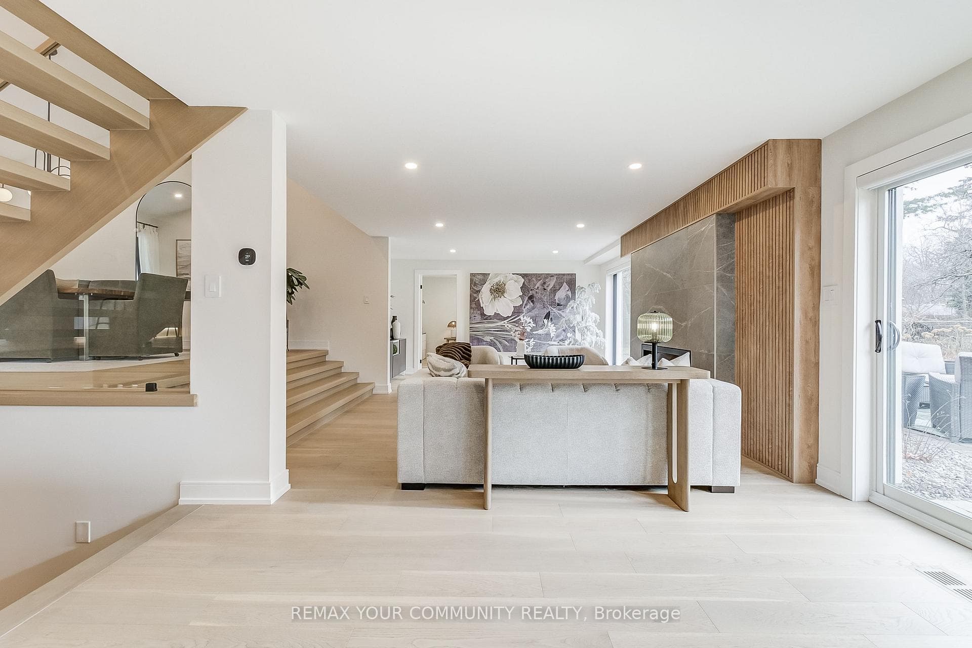 1688 Missenden Crescent photo 23
