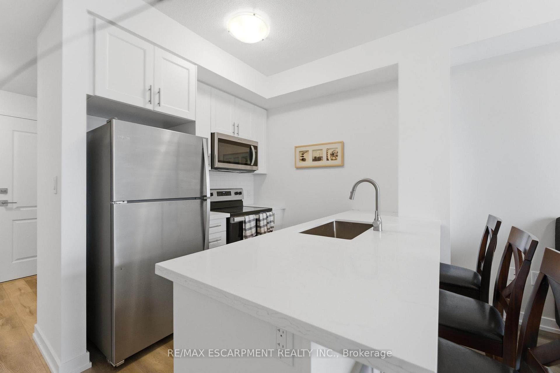460 Dundas Street Unit 1112 photo 32