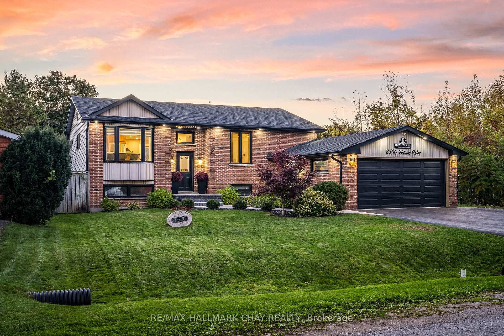 2530 Holiday Way photo 1