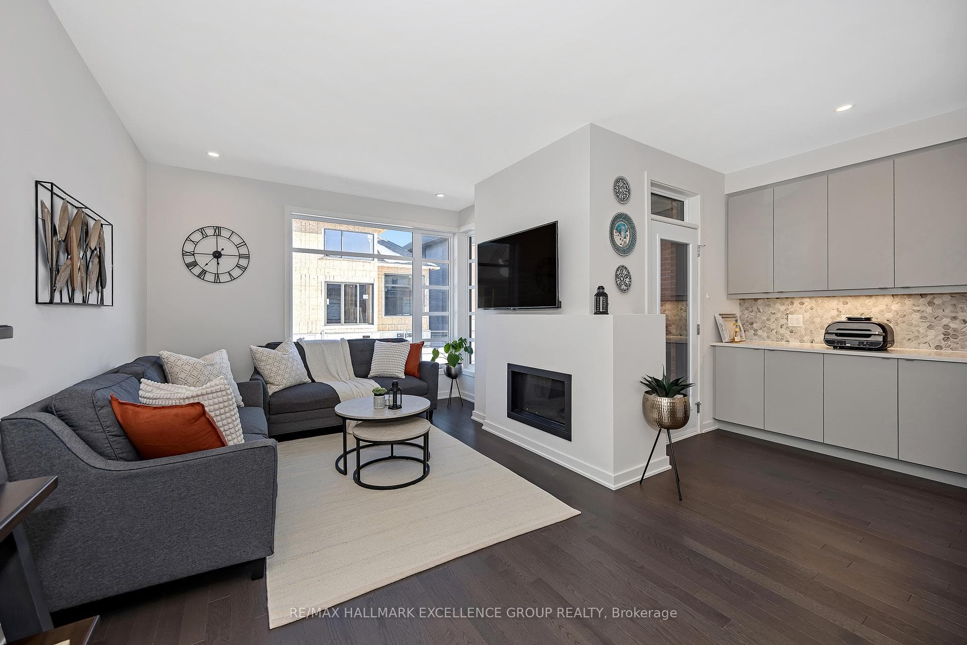 677 Honeydew Street photo 8