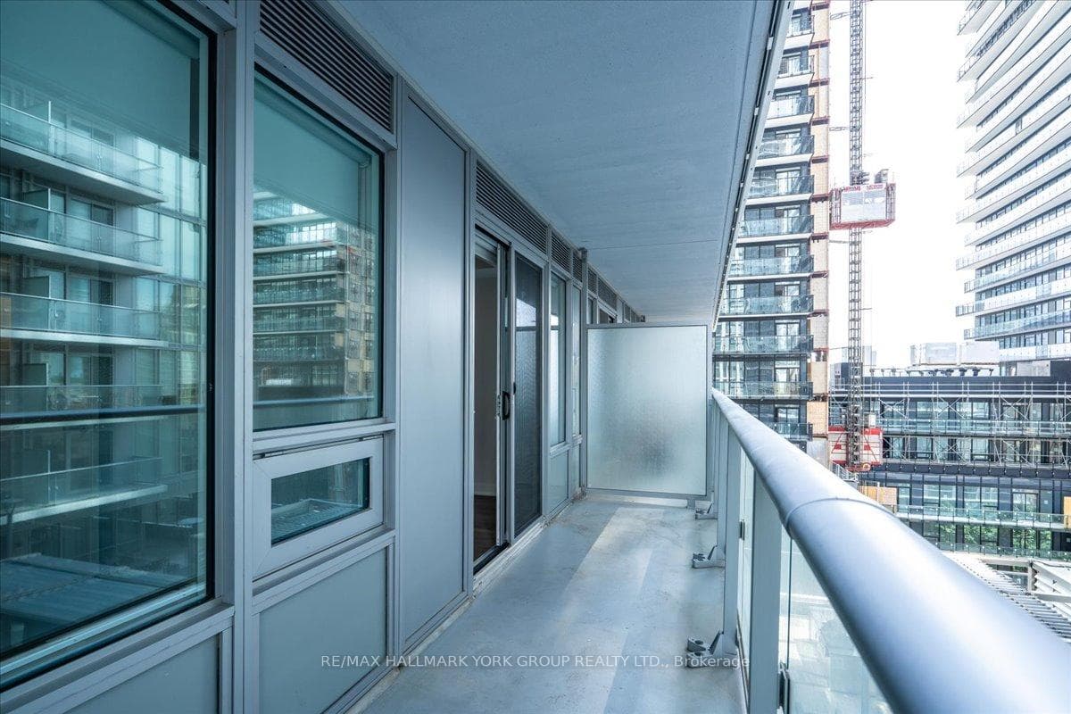 99 Broadway Av - Balcony