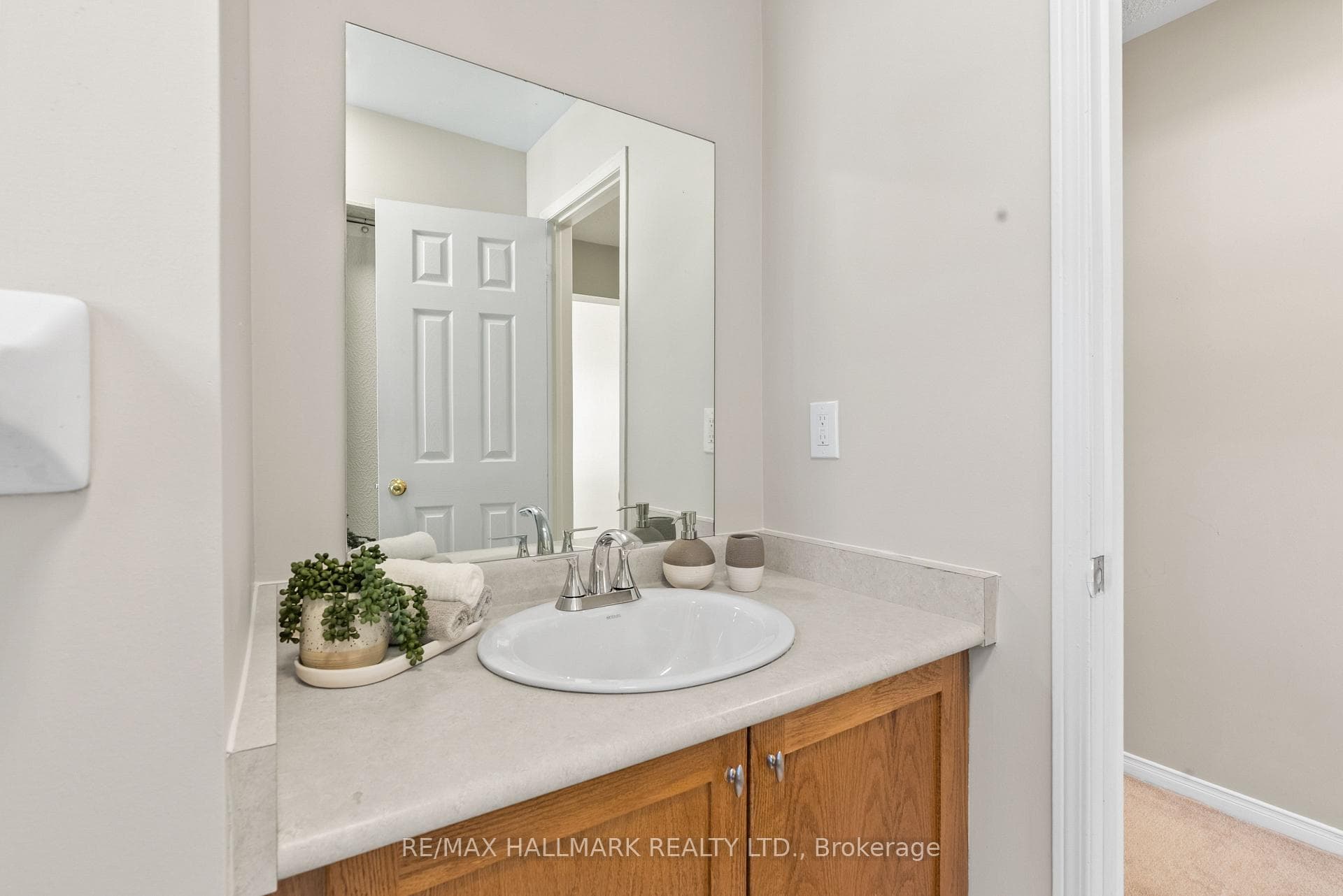 Bright Primary Ensuite with Shower + soaker tub