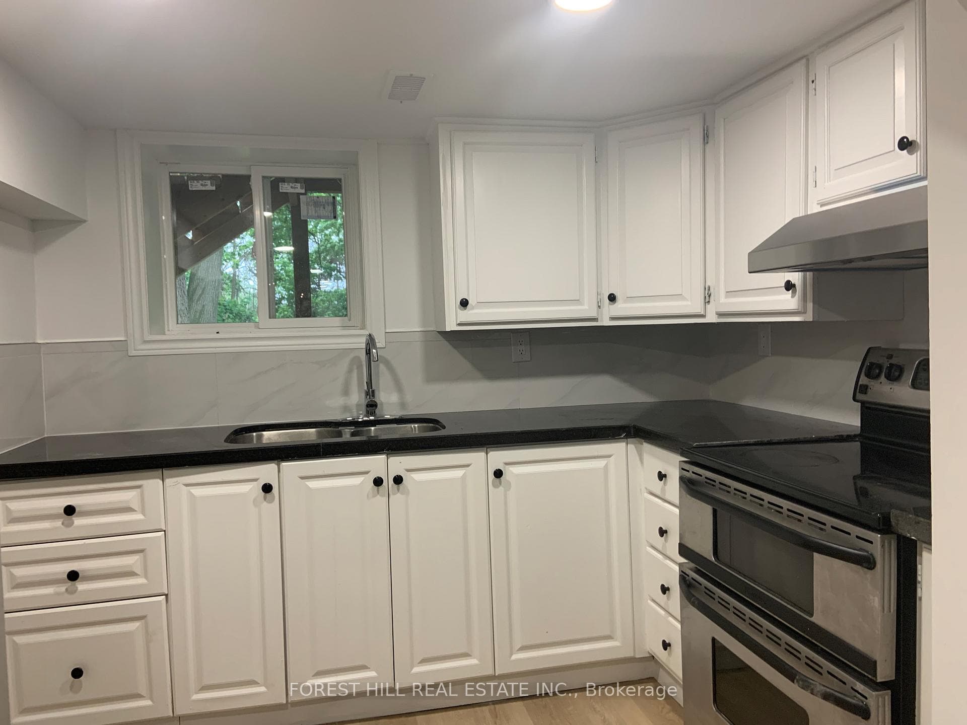 63 Pinegrove Avenue photo 3