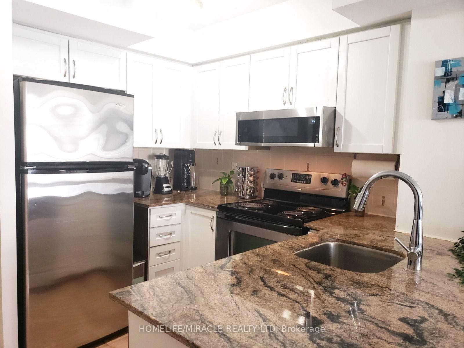 225 Wellesley Street Unit 607 photo 7