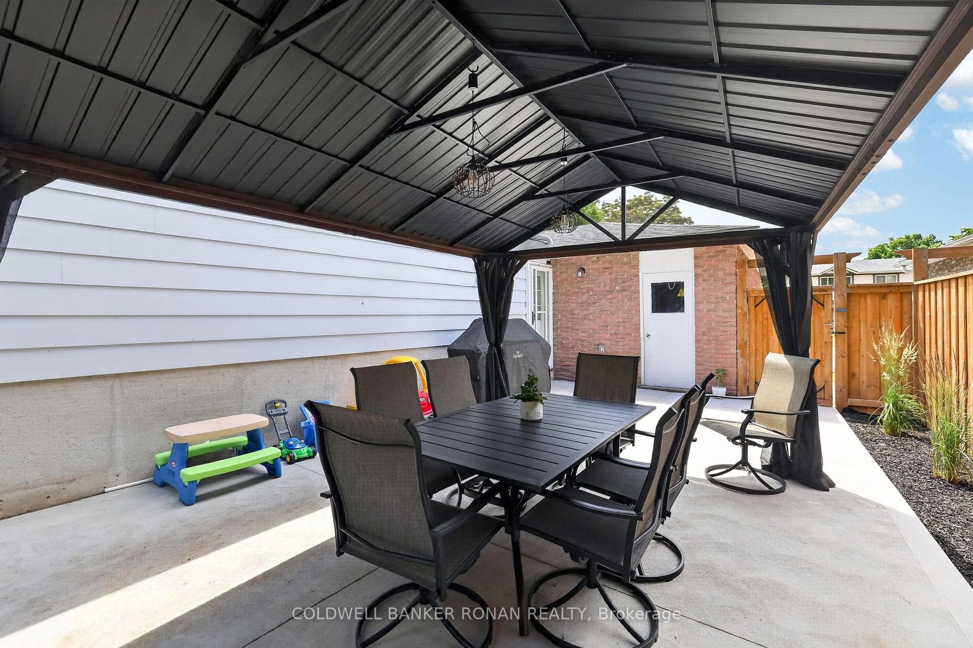 281 Tupper Boulevard photo 36