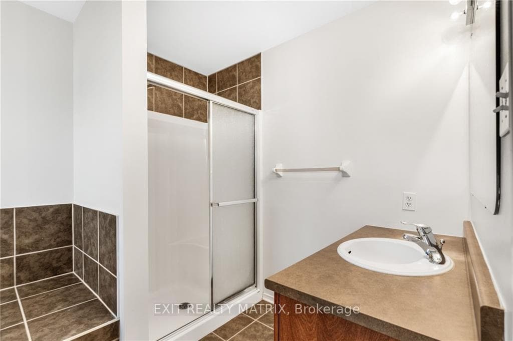 1119 BRASSEUR Crescent photo 24
