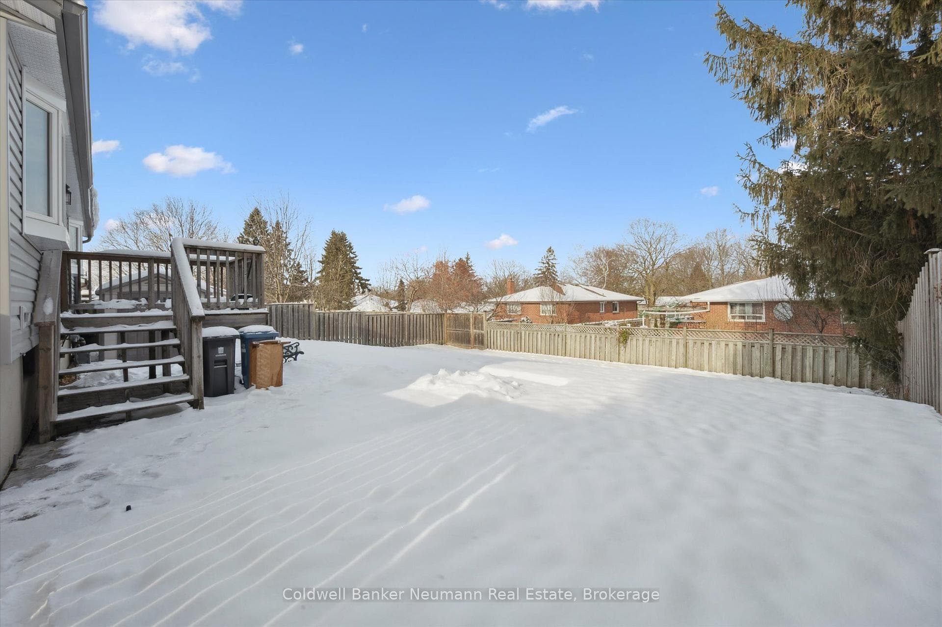 150 Applewood Crescent photo 38