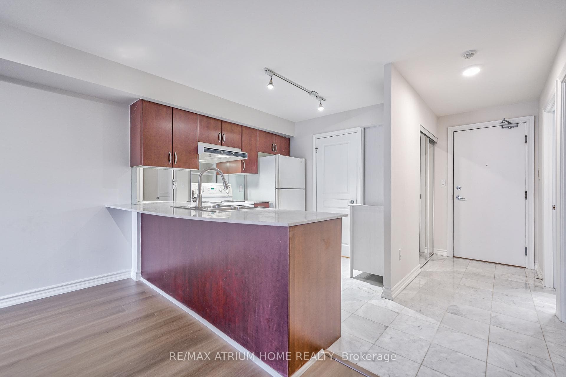 801 Bay Street Unit 1502 photo 9