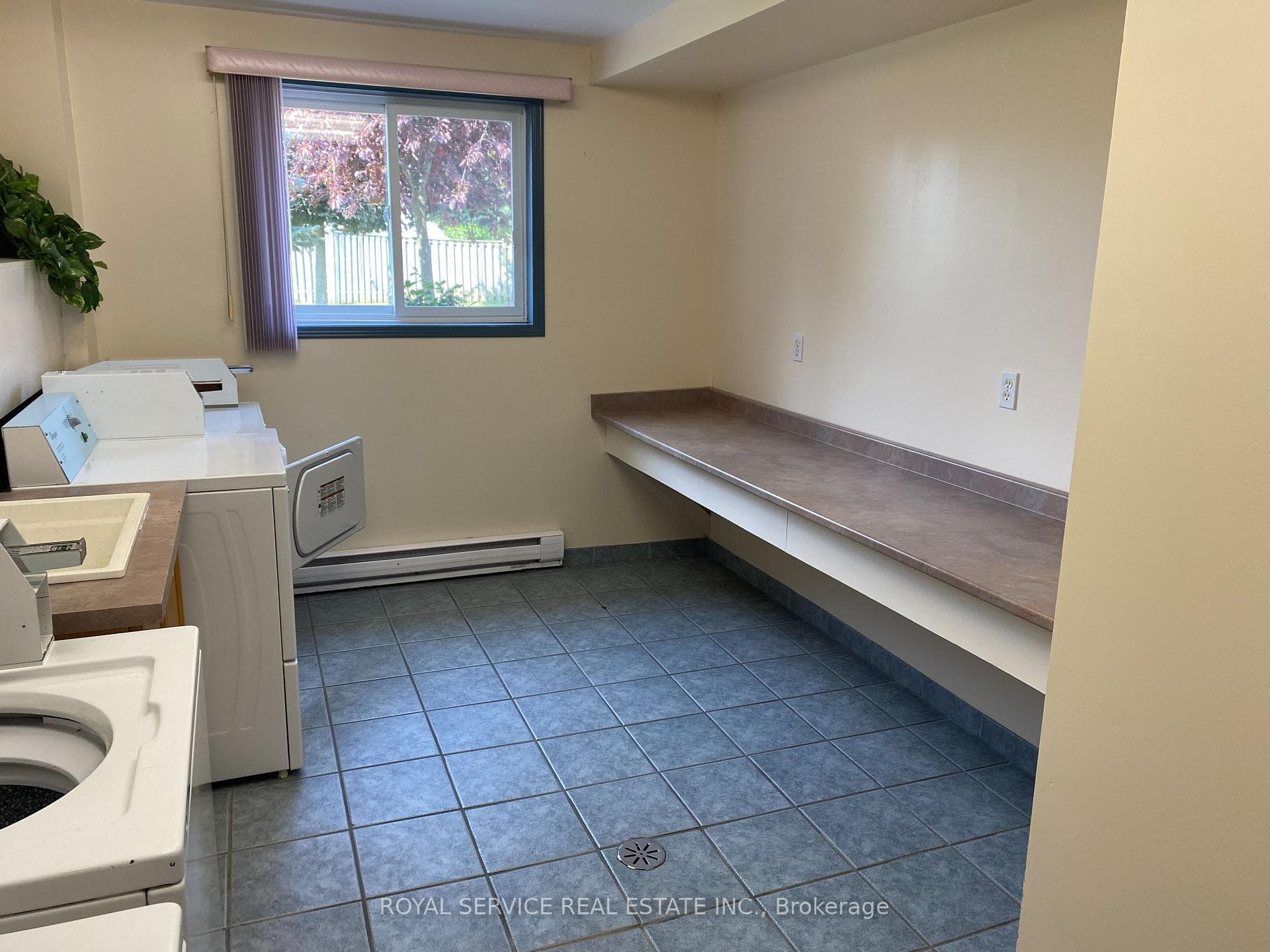 209A Sutherland Crescent Unit 104 photo 5