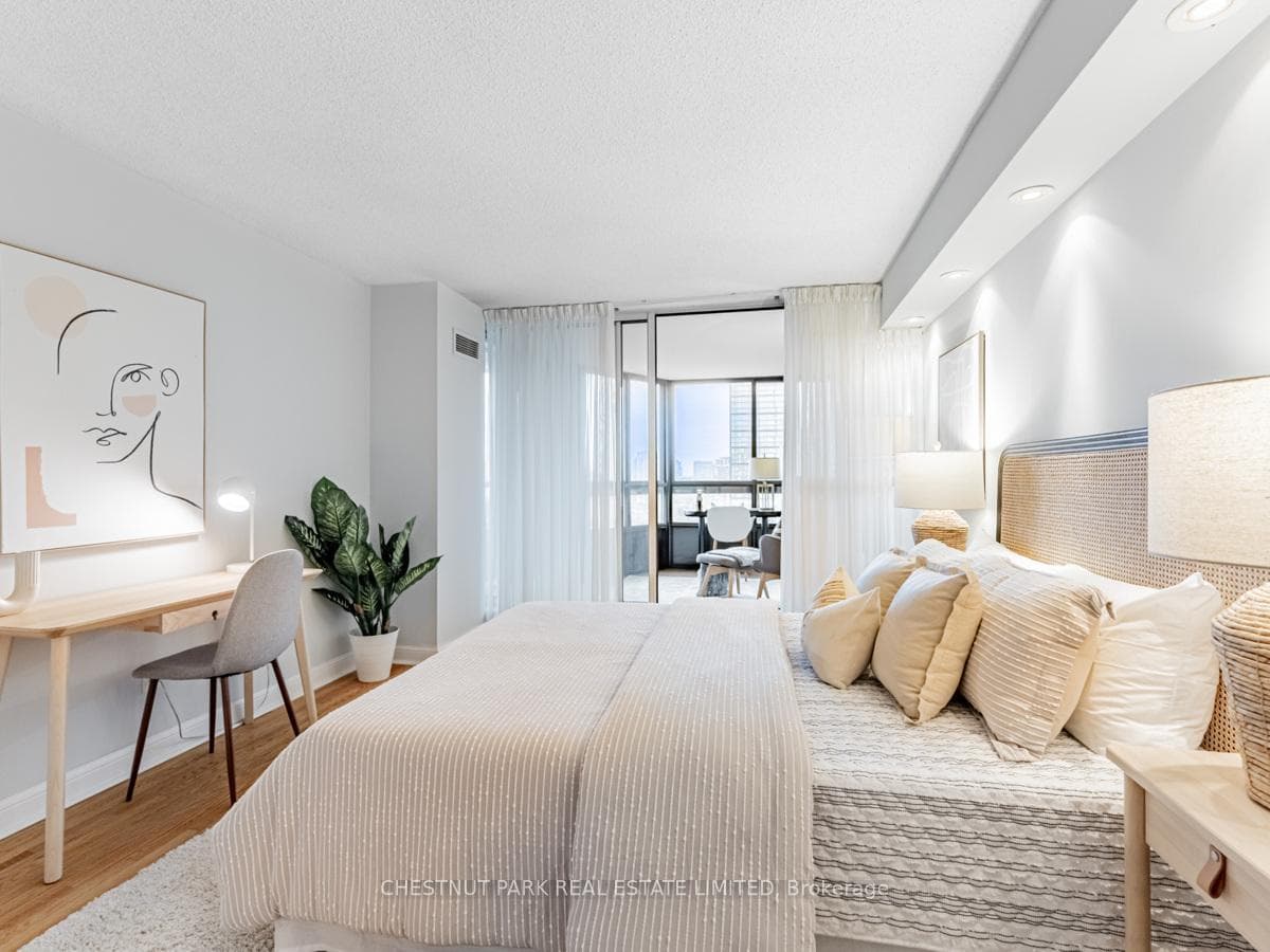 130 Carlton Street Unit 1107 photo 14