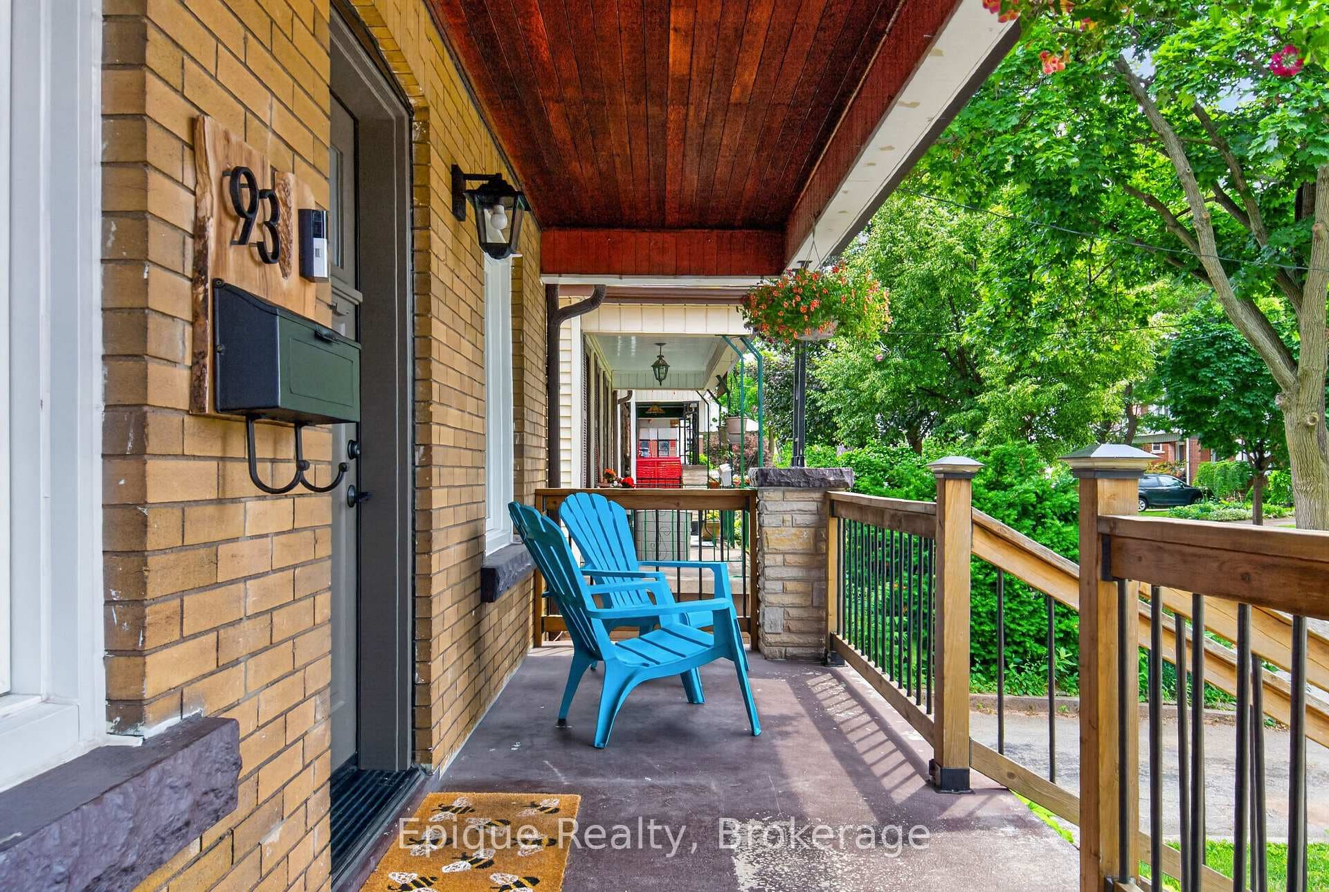93 Graham Avenue photo 3