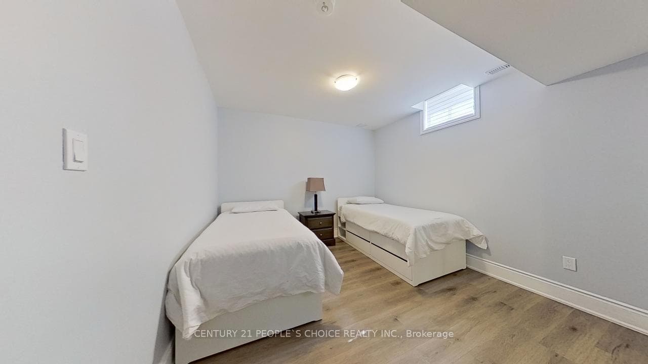 2195 Dewsbury Drive photo 4