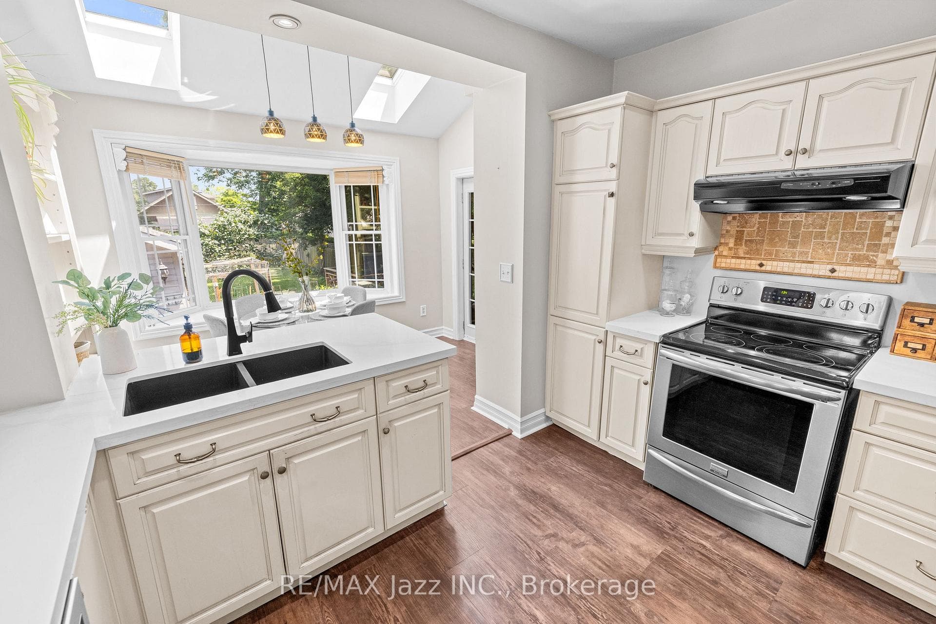 477 Masson Street photo 21