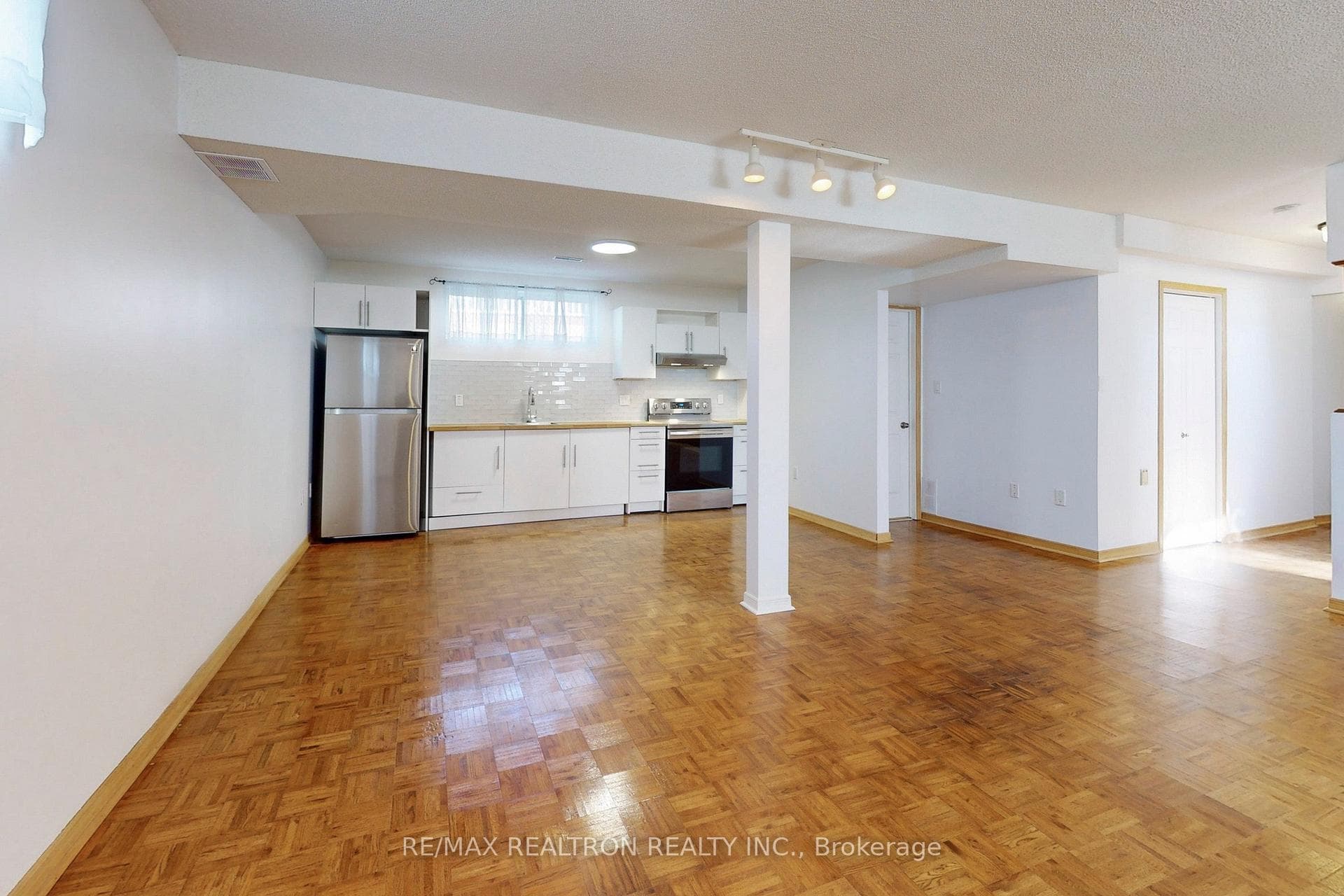35 Old Burnhamthorpe Road Unit Bsmt photo 10