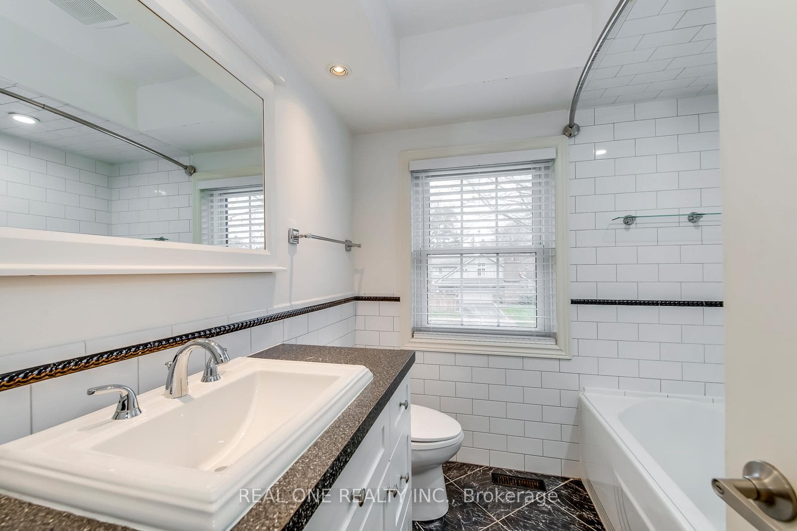 120 Blyth Crescent photo 35