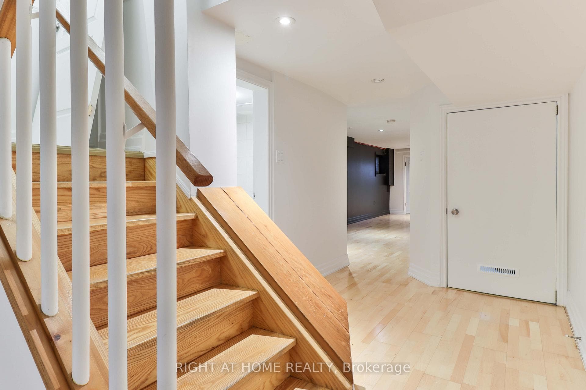 215A Chambers Avenue Unit Bsmt photo 3