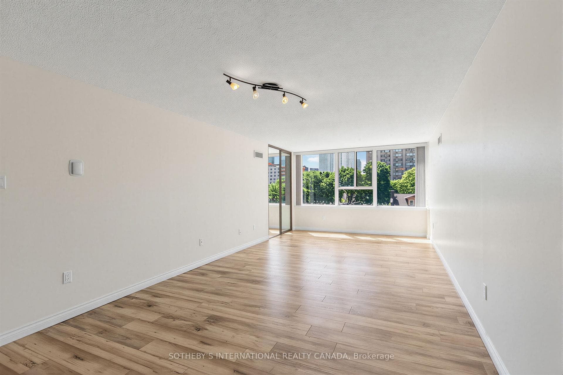 45 Carlton Street Unit 403 photo 3