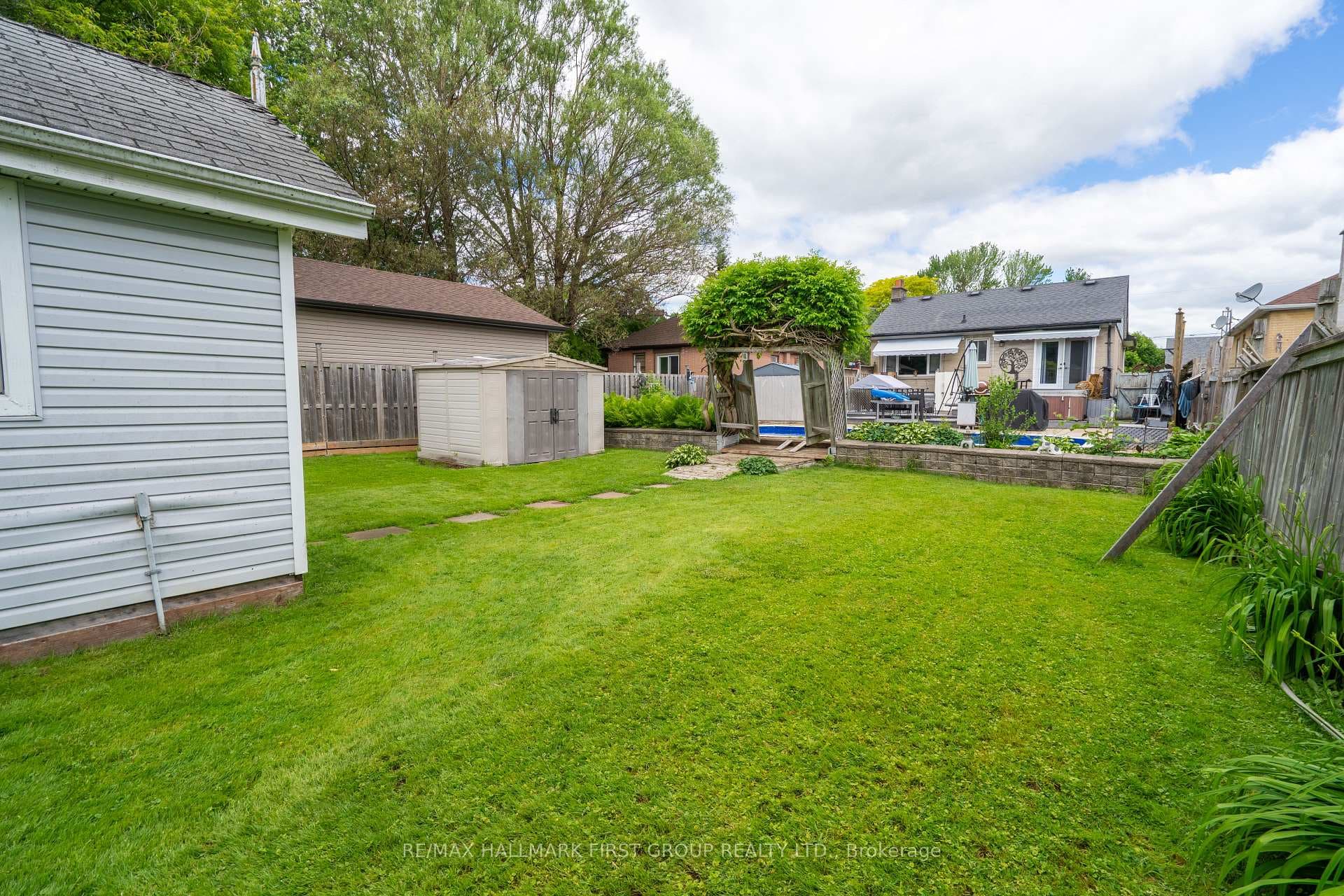 99 Pontiac Avenue photo 25