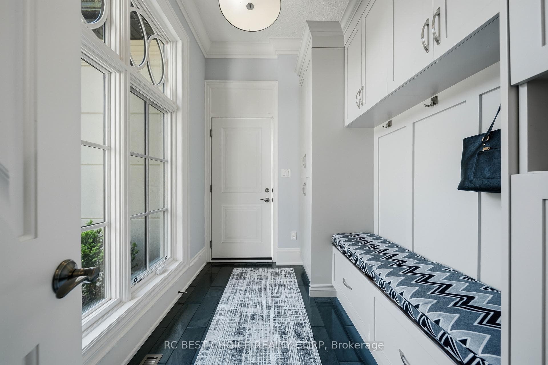 1577 Gloucester Road photo 23