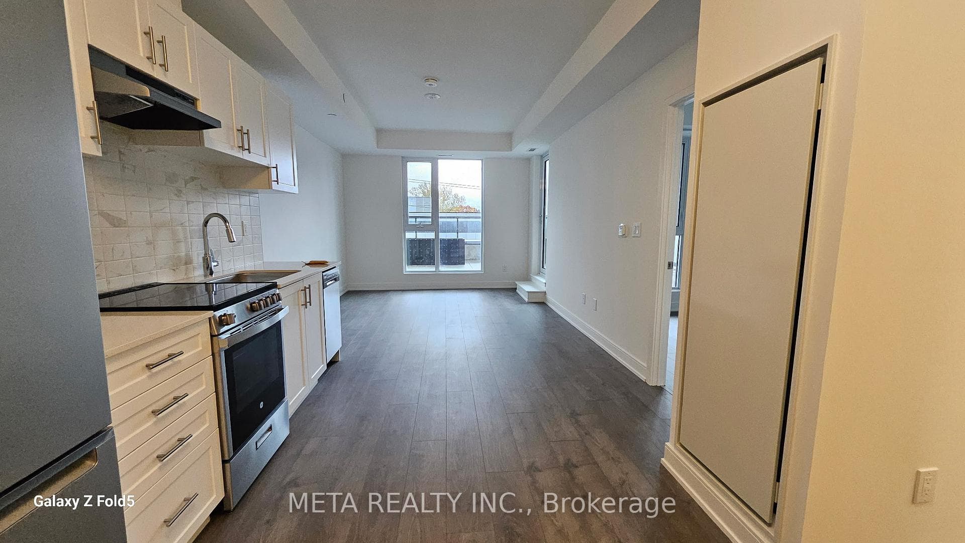 Kitchen & Entry
