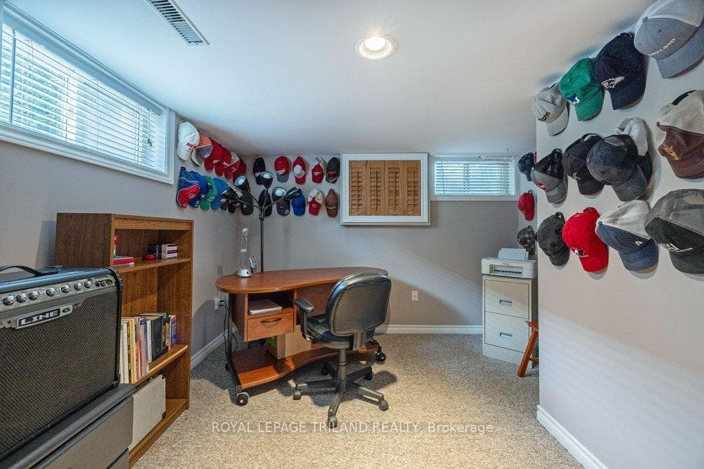 596 RIDGEWOOD Crescent photo 25