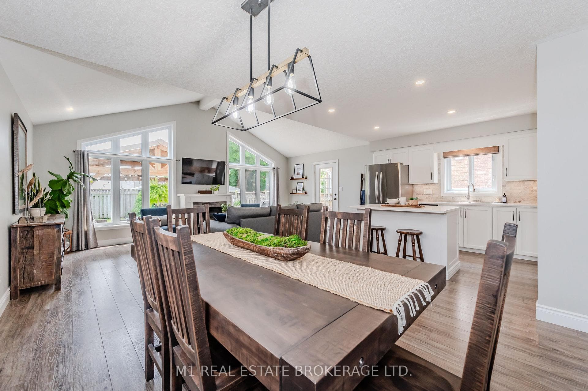 74 Queen Charlotte Crescent photo 1