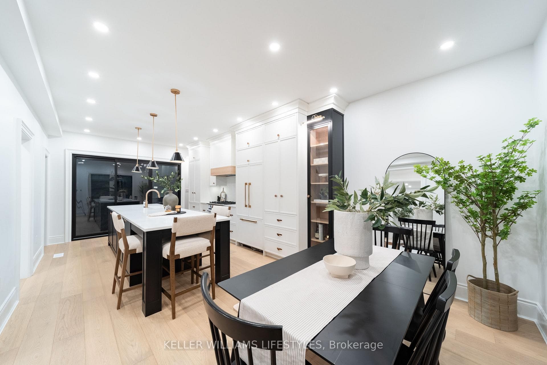 348 Victoria Street photo 13