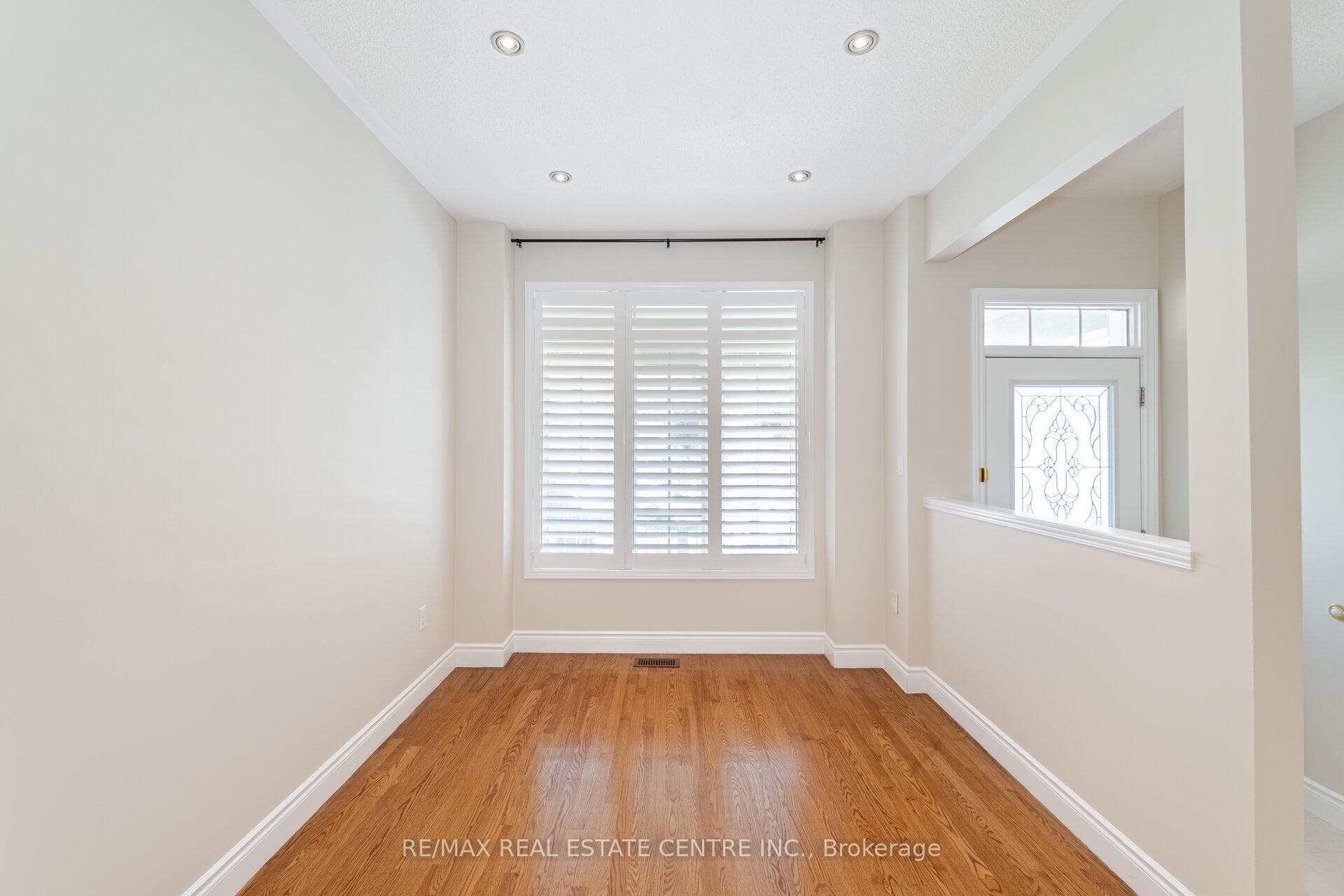 3501 Covent Crescent photo 10