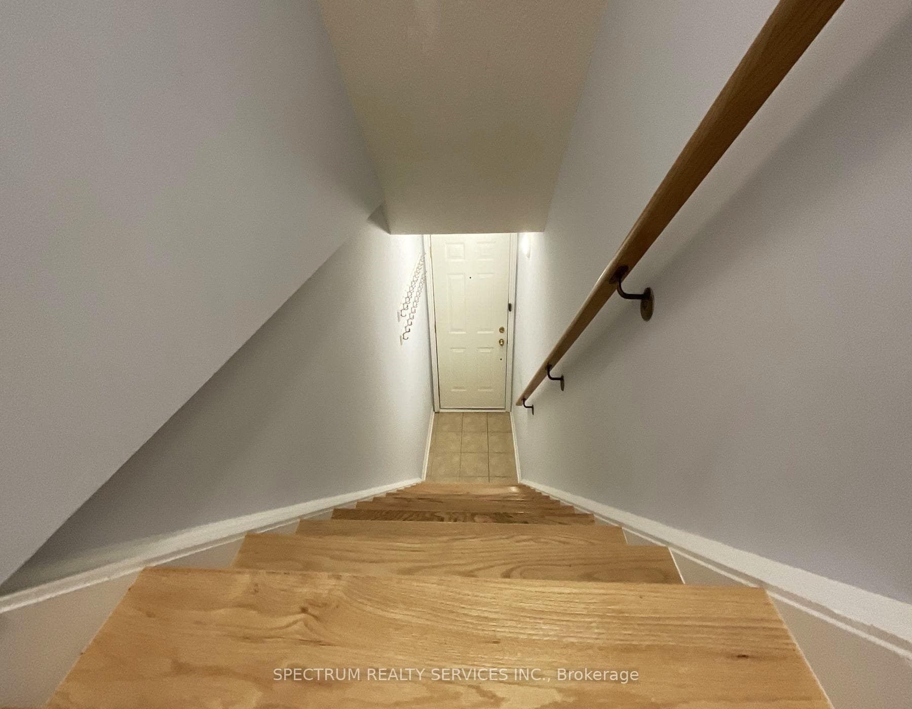 Front door landing / separation from the space