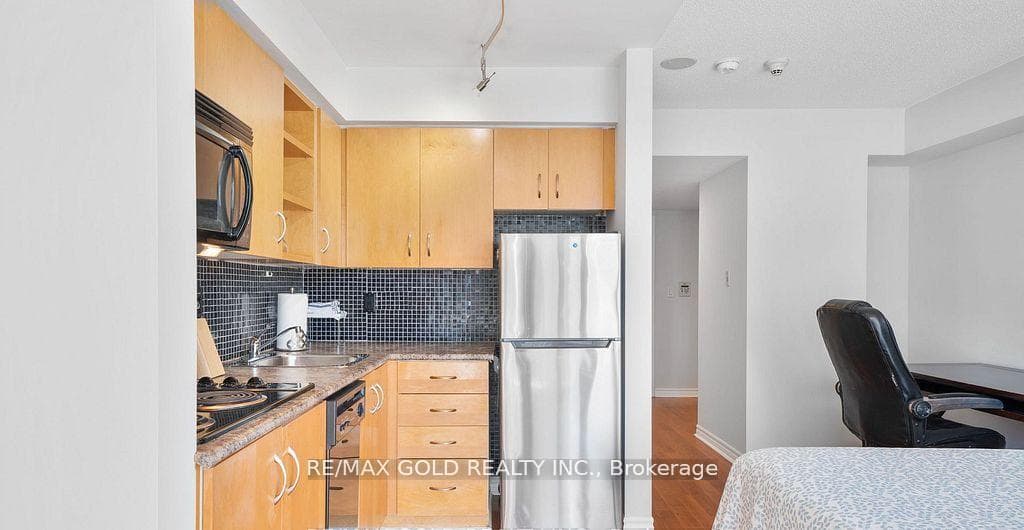 200 Victoria Street Unit 1506 photo 9