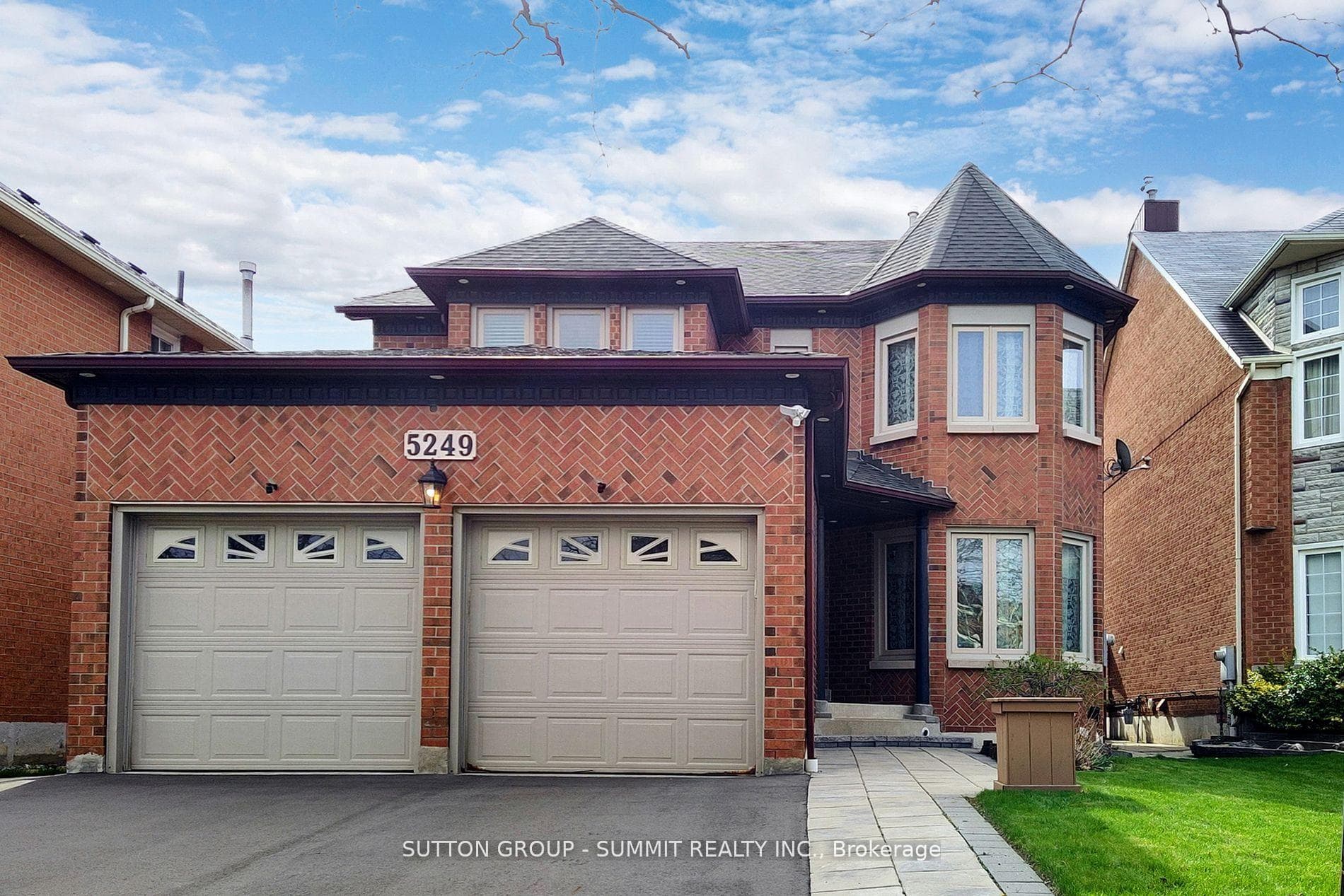 5249 Champlain Trail photo 1