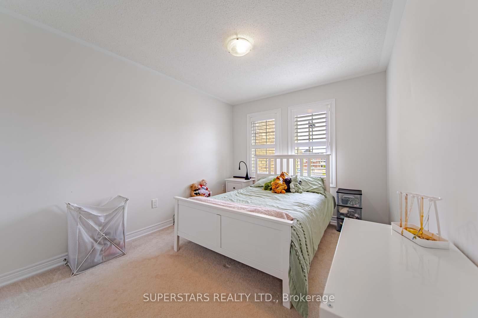 90 Mondial Crescent photo 28
