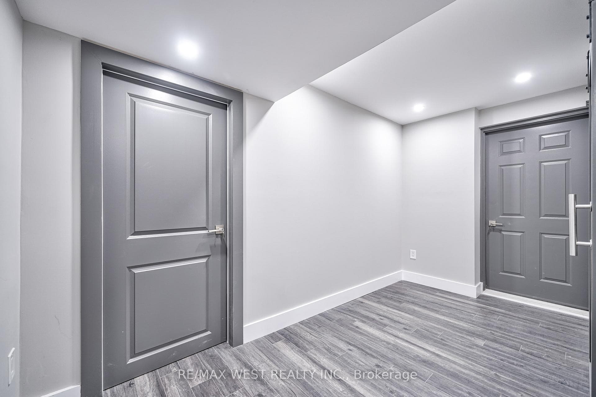 3264 Charleston Side Road Unit BSMT photo 4