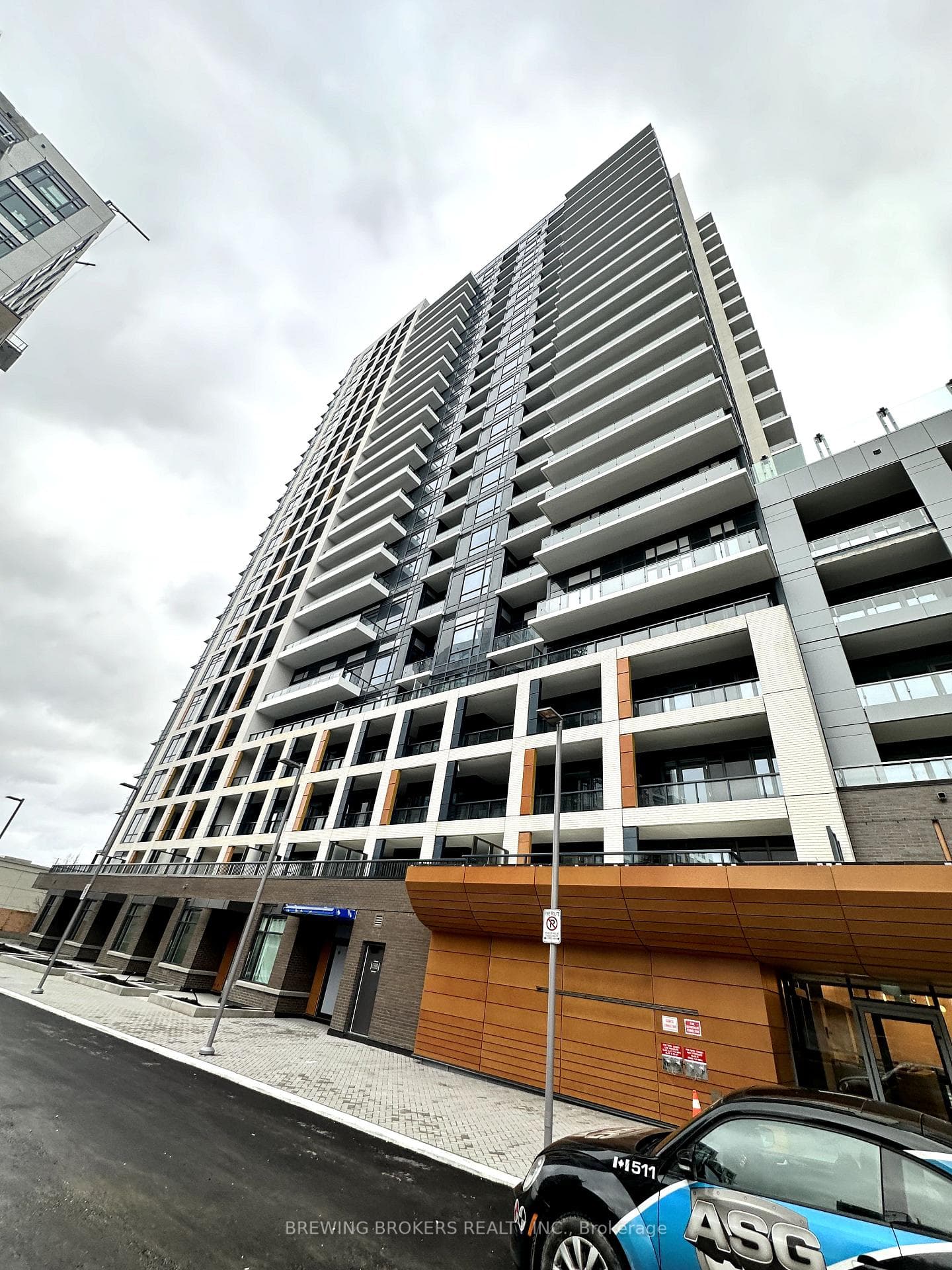 7950 BATHURST Street Unit 301 photo 1