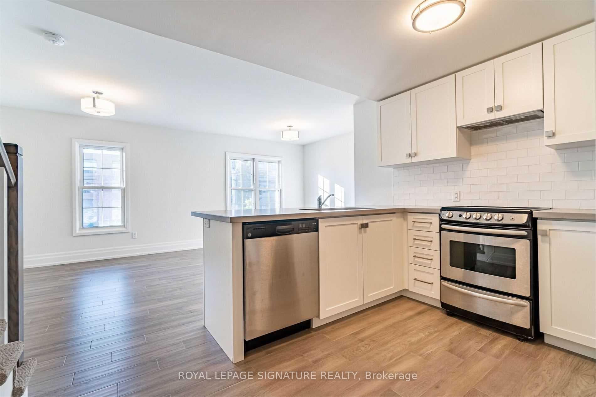 760 Lakeshore Road Unit 202 photo 3