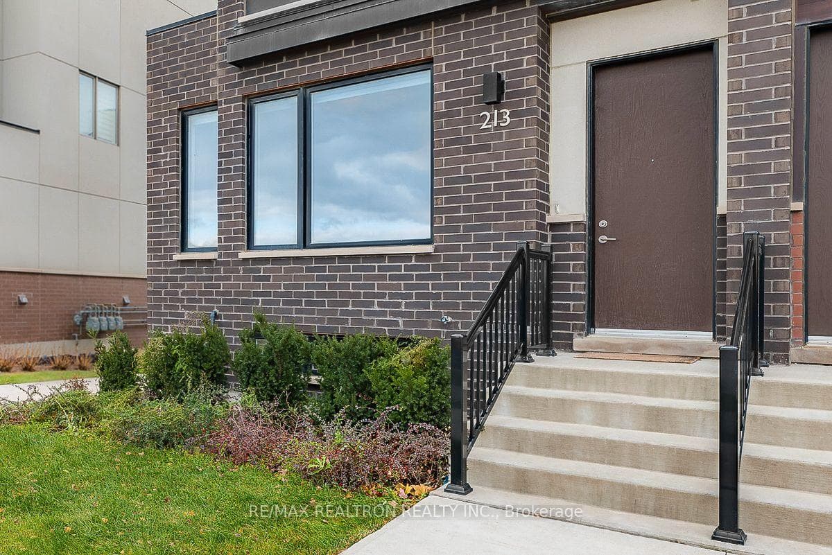 213 Downsview Park Boulevard photo 2