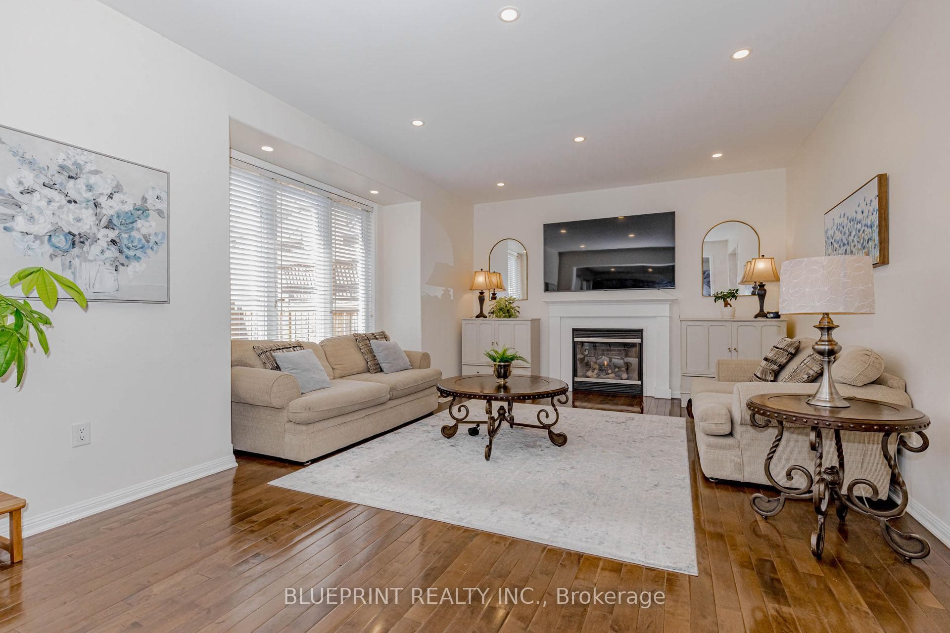 649 Brothers Crescent photo 35