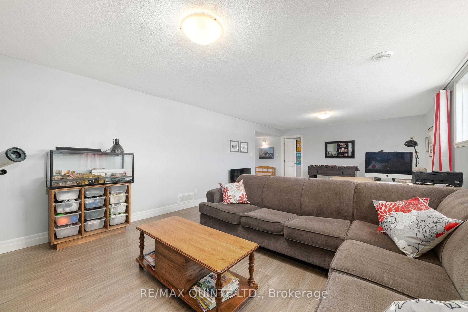 56 McIntosh Crescent photo 32