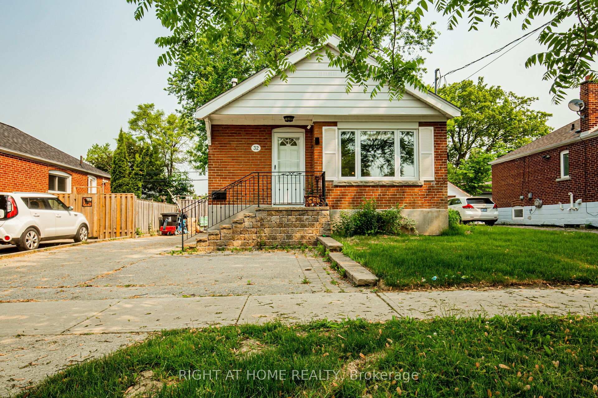 32 Florens Avenue photo 2