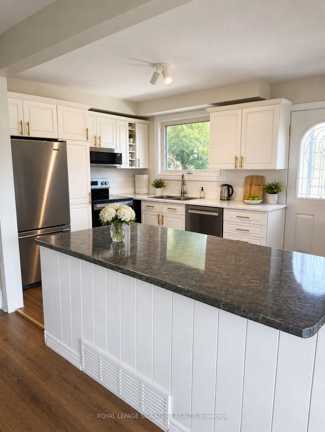 66 Victor Boulevard photo 2