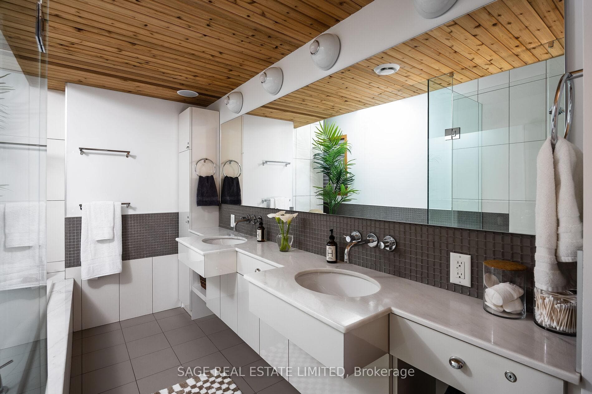 566 Dovercourt Road photo 17